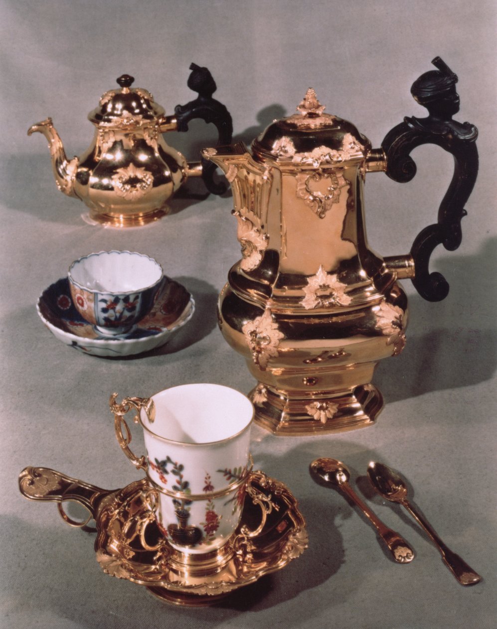 Čajová konvice, cukřenka, konvička na čokoládu a hrnek ze snídaňového servisu Míšeň vyrobený Domankem, Vídeň, 1750 (porcelán a zlato) od Austrian School