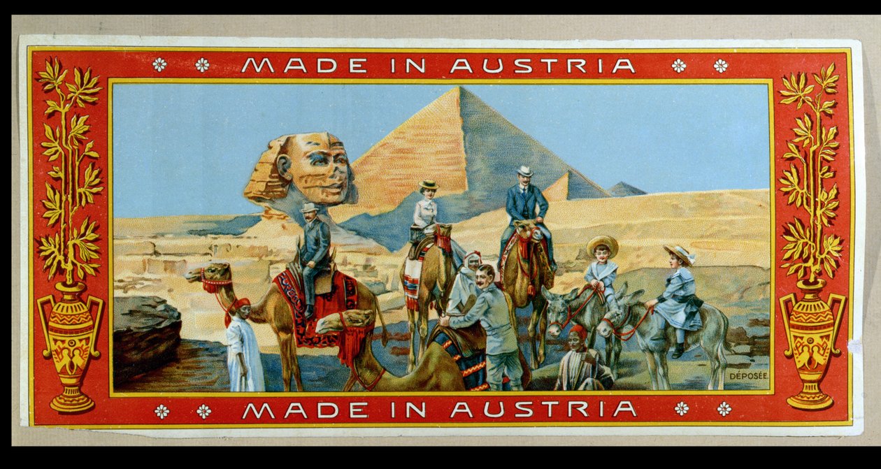 Turisté u pyramid v Egyptě, štítek z krabice na fez, kolem roku 1914 od Austrian School