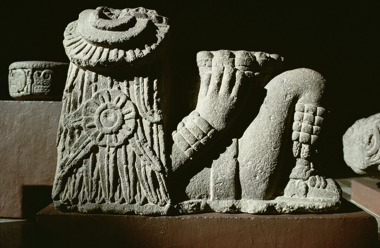 Ležící bůh slunce s kotoučem slunečního kalendáře ve vlasech od Aztec