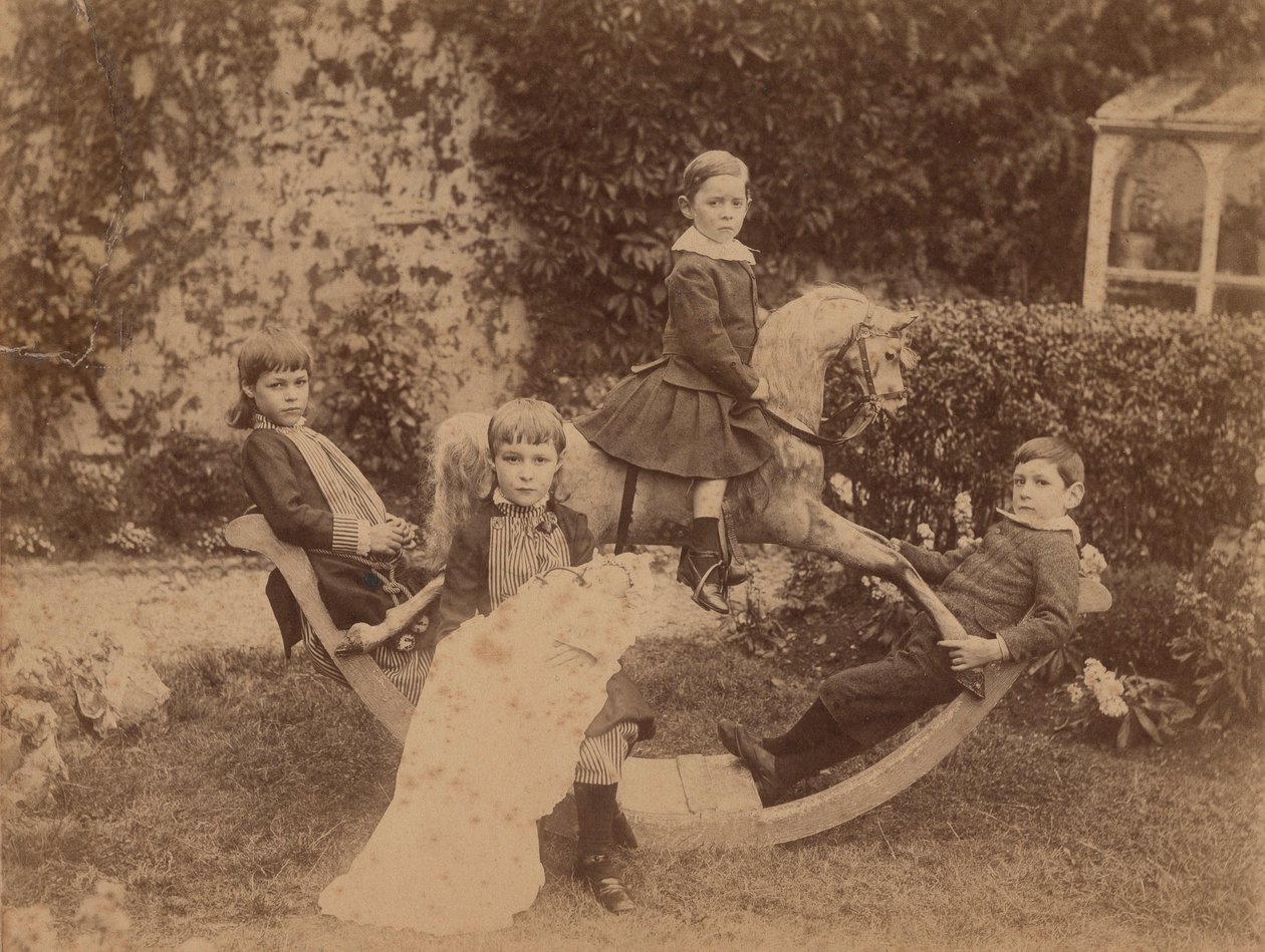 Děti na houpacím koni, asi 1890 (čb fotografie) od B. Thomas