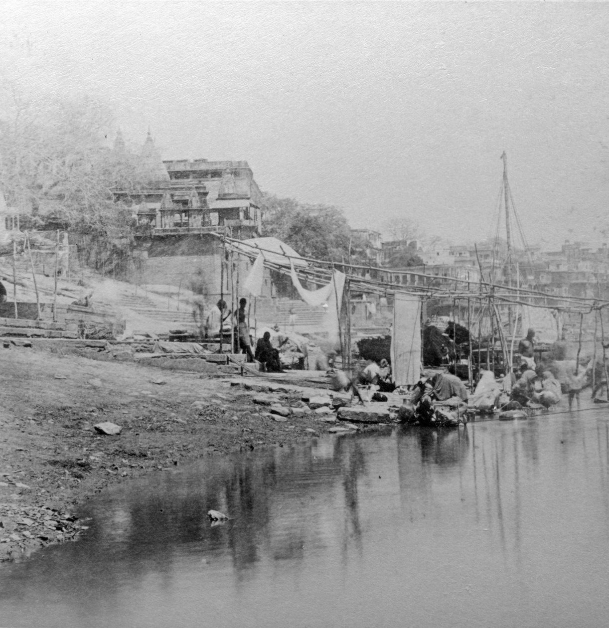 Ghat ke koupání, Benares, Indie, konec 19. nebo začátek 20. století od B. W. Kilburn
