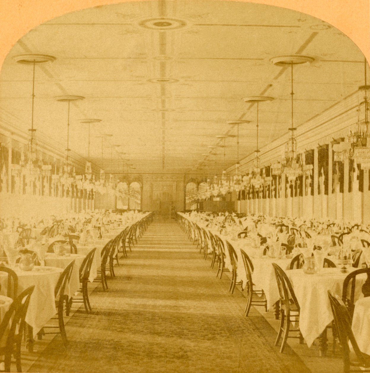 Jídelna, Grand Union Hotel, Saratoga, největší jídelna na světě, 1882. od B. W. Kilburn