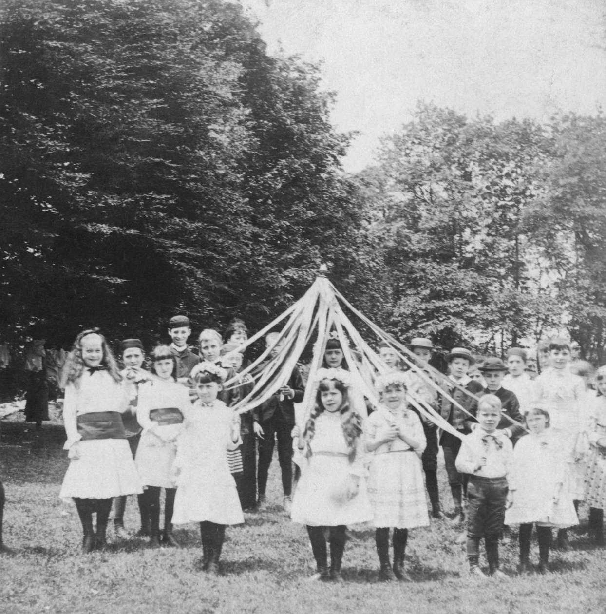 Královna května, 1886 od B. W. Kilburn