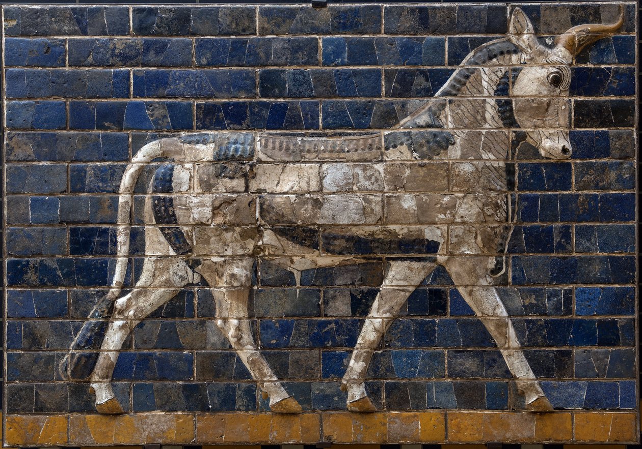 Posvátný býk – smaltované cihlové reliéfy z Ištařiny brány – Babylon – 604–562 př. n. l. – Archeologické muzeum z období Nabukadnezoru Istanbul – Býk, detail z glazovaných cihlových dlaždic zobrazující mytologická zvířata, která zdobila Procesní cestu k Iš od Babylonian