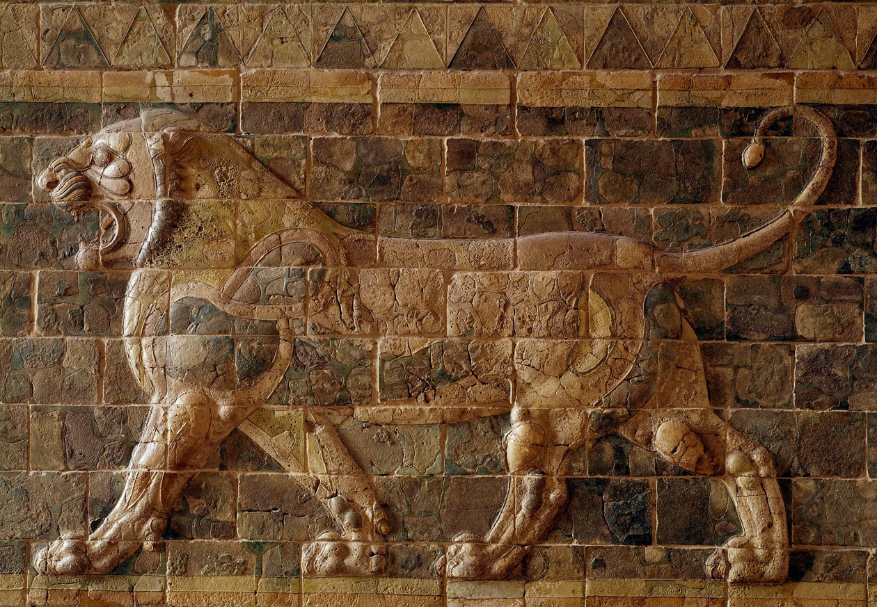 Procesní cesta Babylonu erigee za vlády Nabukadnezara II. (605-562 př. n. l.): detail Ištařiny brány zobrazující mozaikového lva z cihel. Babylon, Irák. Paříž. muzeum Louvre od Babylonian