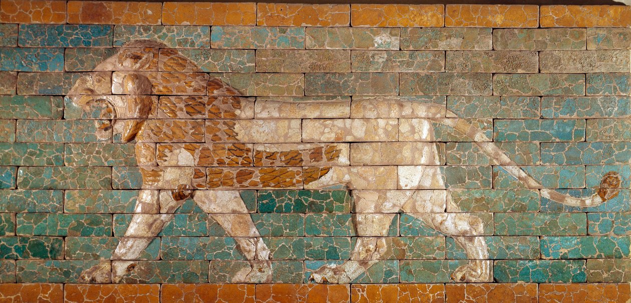 Procesní cesta Babylonu erigee za vlády Nabuchodonozora II. (605–562 př. n. l.): detail Ištařiny brány zobrazující mozaikového lva z cihel. Babylon, Irák. Paříž. muzeum Louvre od Babylonian