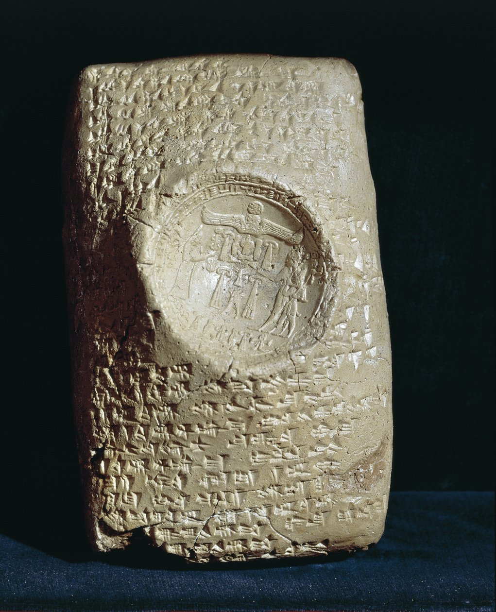 Tablet napsaný v babylonském klínovém písmu pocházející z ruin starověkého Ugaritu (moderní Ras-Shamra) od Babylonian Babylonian