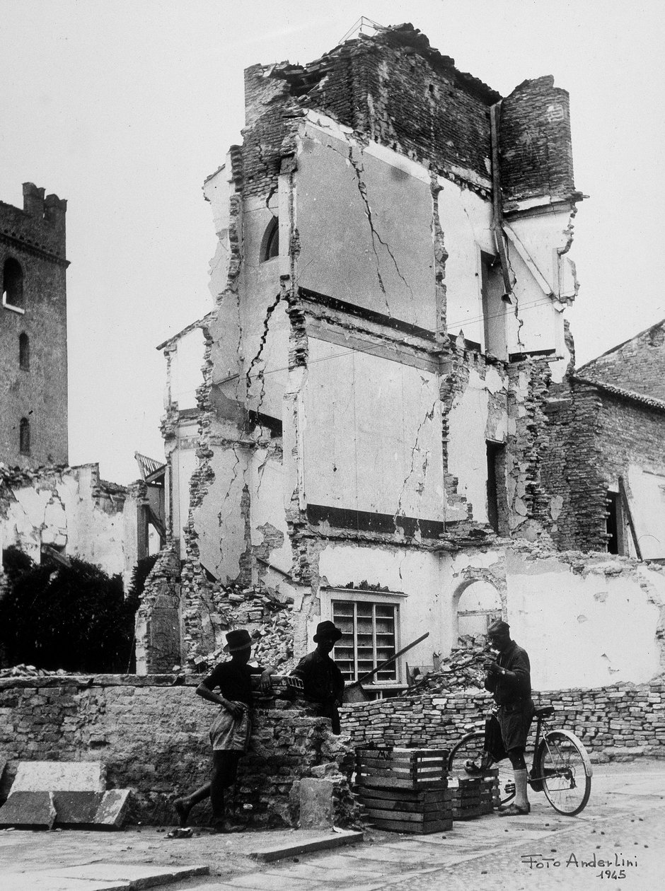 Bombardování Sermida. Tři lidé před skupinou bombardovaných domů od Baccarini and Porta