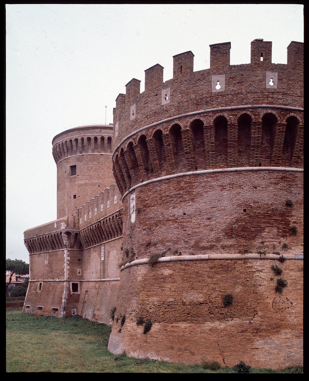 Středověké umění: pohled na hrad papeže Julia II. (Giulia) realizovaný architektem Baccio Pontellim (cca 1450-1494), Gregoriopoli od Baccio Pontelli