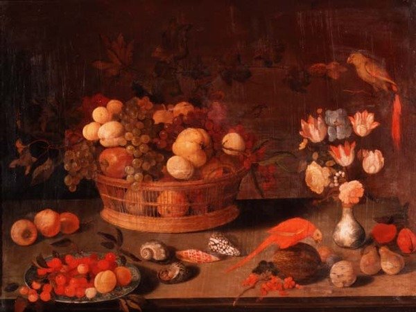 Zátiší z broskví, jablek a hroznů v proutěném košíku, květiny v čínské váze a dva papoušci na stole od Balthasar van der(follower of) Ast