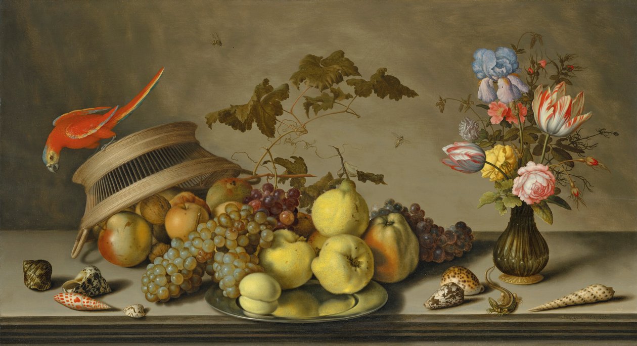 Papoušek na obráceném košíku, ovoce, cínový talíř, váza s květinami, hmyz, ještěrka a mušle na kamenné římse. od Balthasar van der Ast