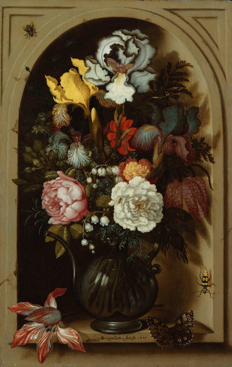 Kosatce, růže, konvalinka a další květiny ve skleněné váze ve výklenku, 1621 od Balthasar van der Ast