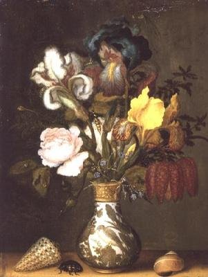 Kosatce, růže a další květiny v porcelánové váze s mušlemi od Balthasar van der Ast