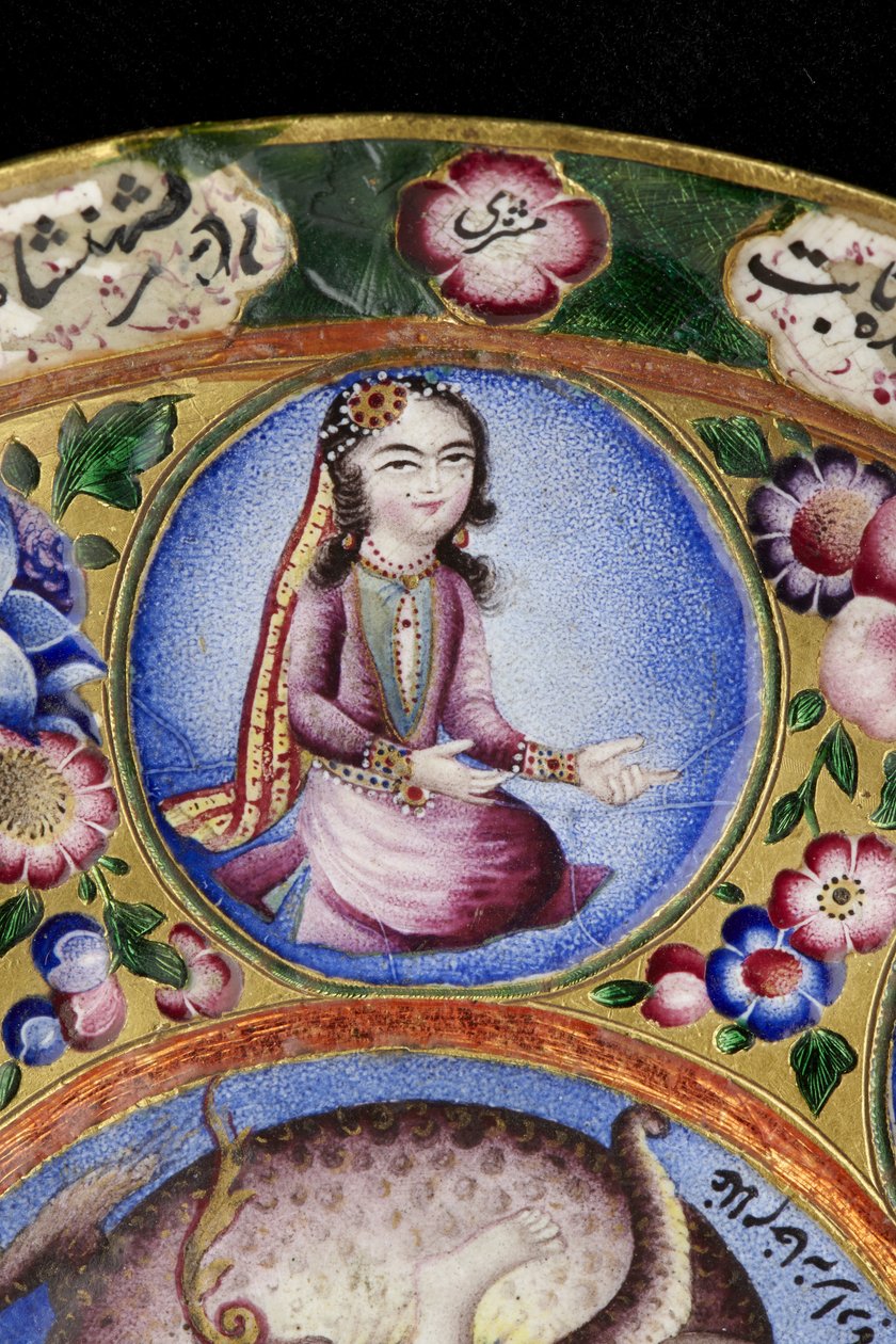 Mísa s víčkem, podšálek a lžíce s astrologickým zdobením, začátek 19. století (smalt a zlato) od Baqir Baqir