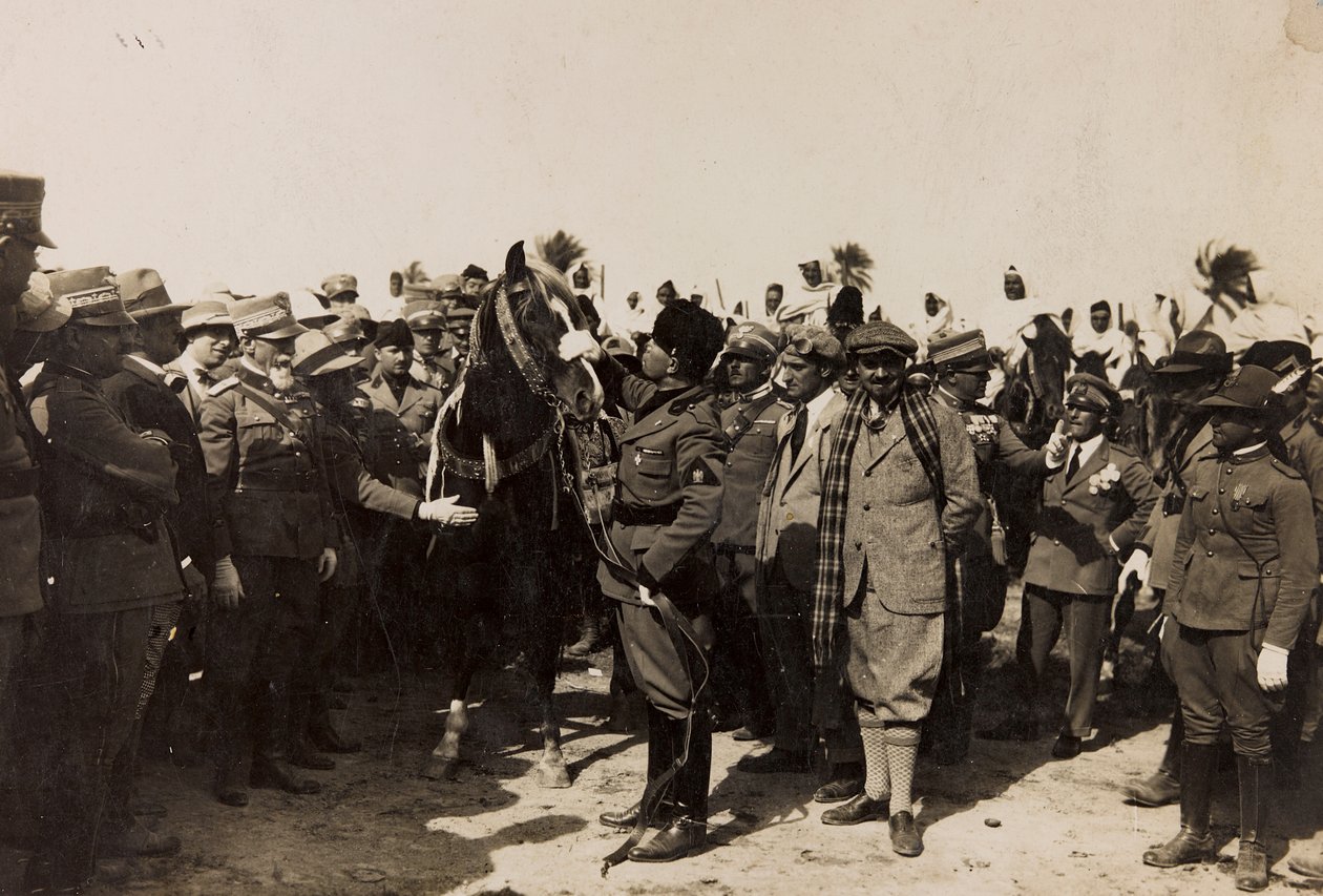 Benito Mussolini se svým fašistou a Italem Balbem v Libyi v Tripolisu (č/b foto) od Barbera La