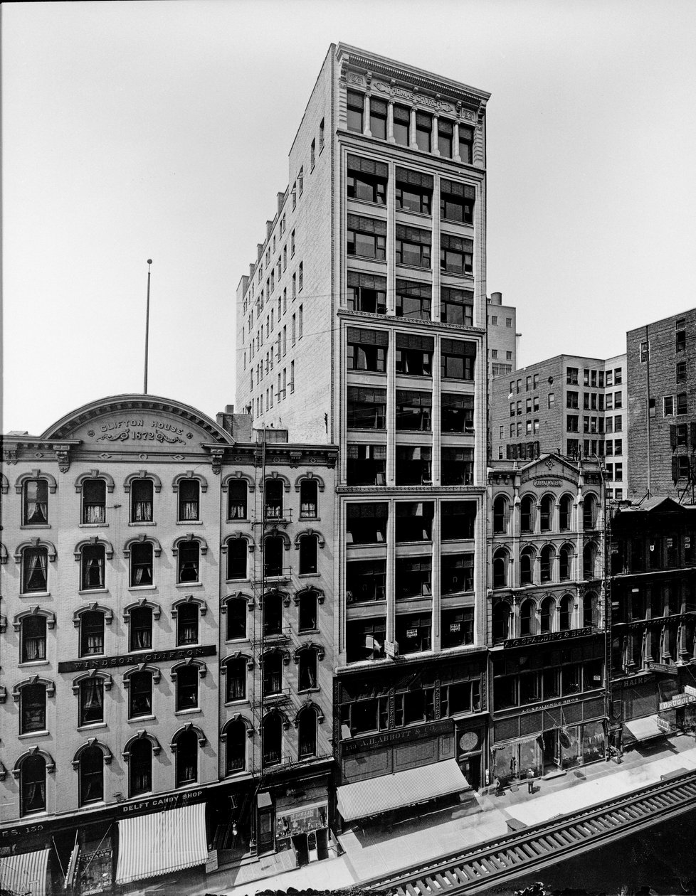 Clifton House, budova Thomas Church a budova J. P. Atwater, Chicago, Illinois, USA, cca 1900 (č/b foto) od Barnes and Crosby
