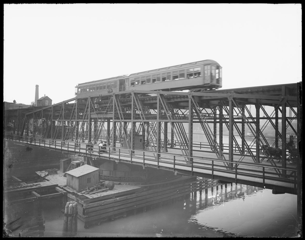 Vyvýšený vlakový přejezd Wells Street Bridge, Chicago, Illinois, USA, cca 1905 (č/b foto) od Barnes and Crosby