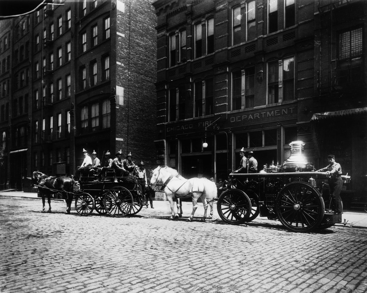 Hasičské vozy před strojovnou č. 40, Chicago, Illinois, USA, kolem roku 1905 (černobílá fotografie) od Barnes and Crosby