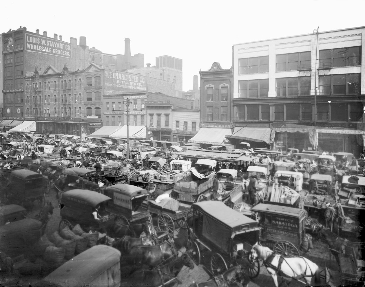 Haymarket Square, Chicago, Illinois, USA, cca 1905 (černobílá fotografie) od Barnes and Crosby