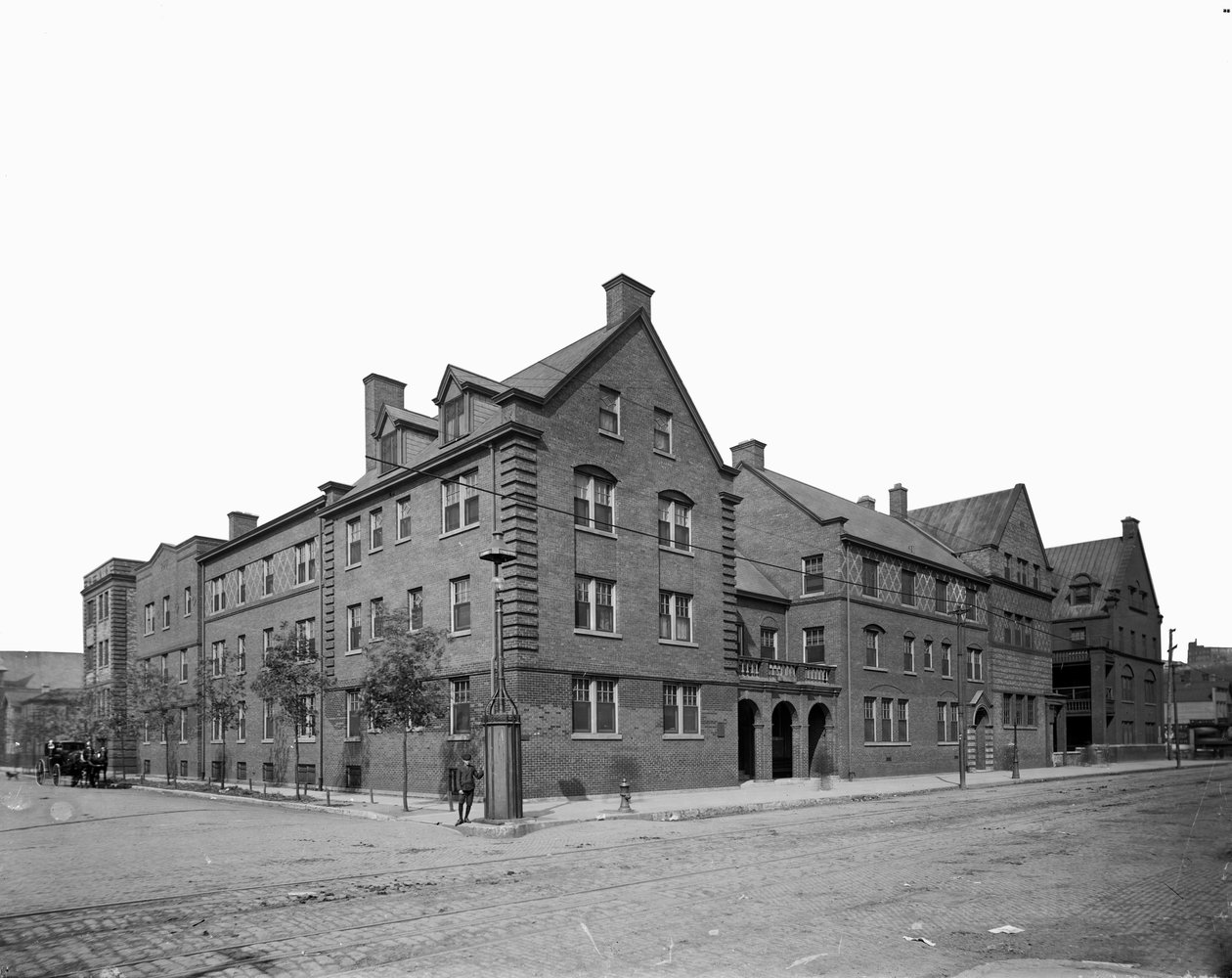Hull House, Chicago, Illinois, USA, cca 1905 (černobílá fotografie) od Barnes and Crosby