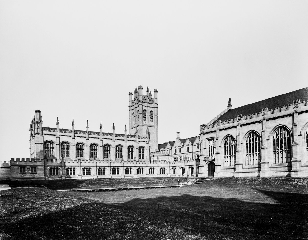 Hutchinson Hall, Mitchell Tower, Reynolds Club a Leon Mandel Assembly Hall na University of Chicago, Chicago, Illinois, USA, kolem roku 1901 (č/b foto) od Barnes and Crosby