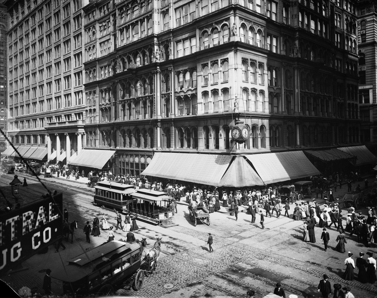 Marshall Field & Company, Chicago, Illinois, USA, cca 1905 (černobílá fotografie) od Barnes and Crosby