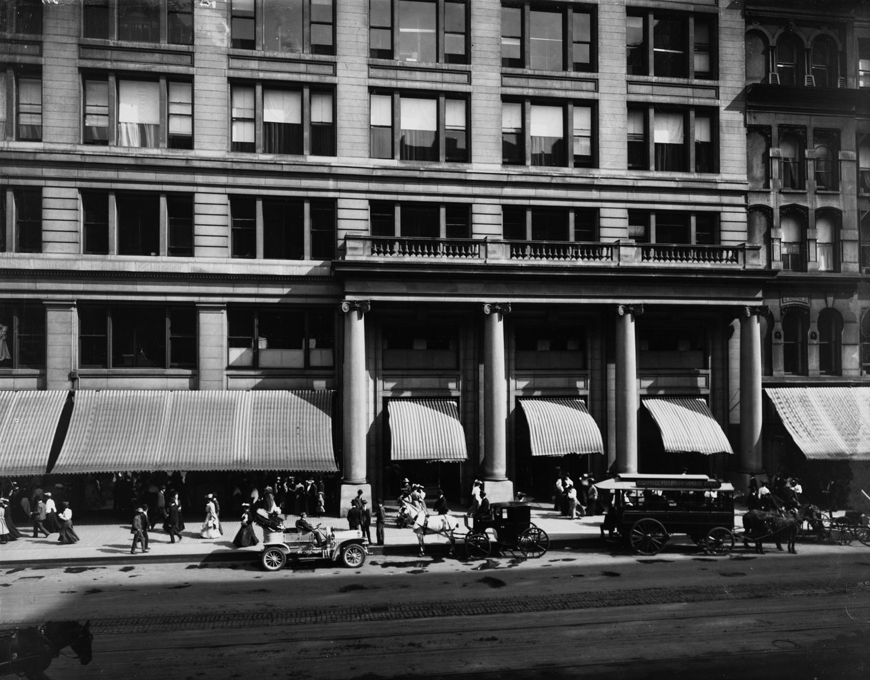 Marshall Field and Company, Chicago, Illinois, USA, cca 1905 (černobílá fotografie) od Barnes and Crosby