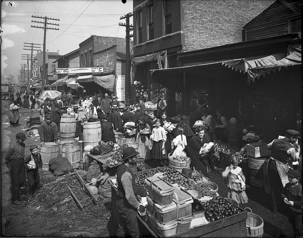 Maxwell Street Market, Chicago, Illinois, USA, cca 1905 (černobílá fotografie) od Barnes and Crosby