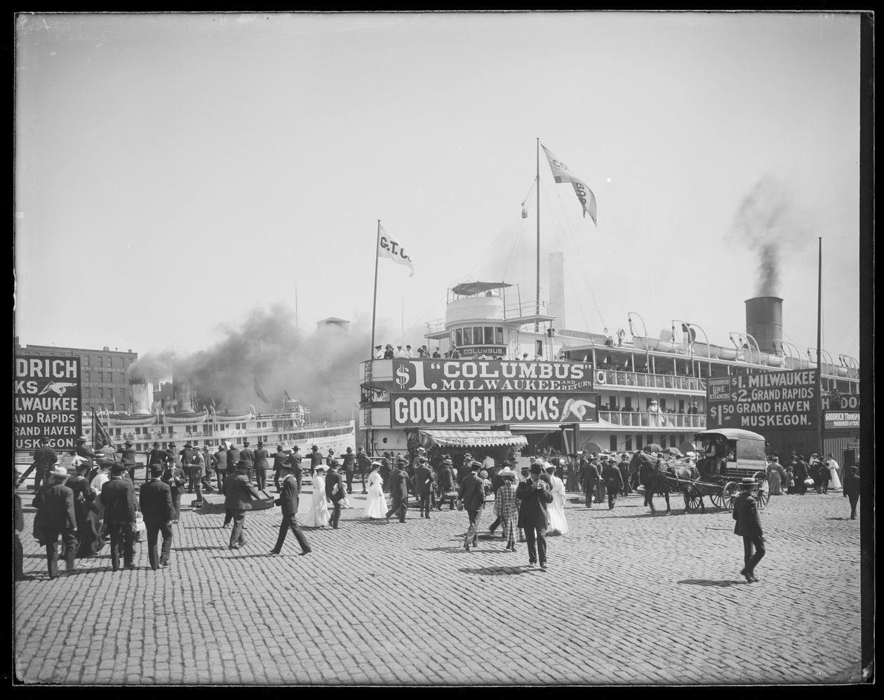 Osobní loď Christopher Columbus zakotvila v Goodrich Docks, Chicago, Illinois, USA, kolem roku 1905 (černobílá fotografie) od Barnes and Crosby