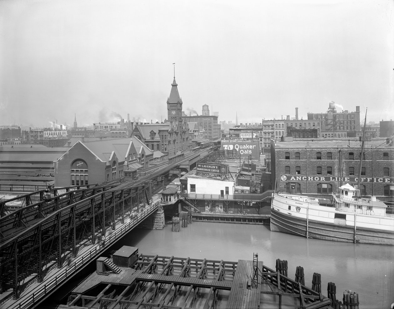 Parník Alaska zakotvil na Wells Street, Chicago, Illinois, USA, kolem roku 1905 (černobílá fotografie) od Barnes and Crosby