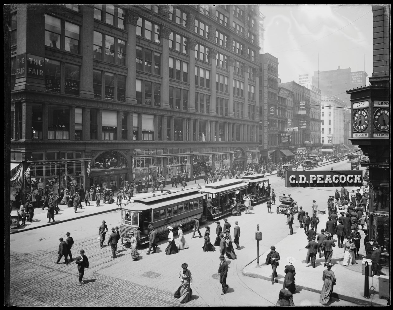 Pohled na The Fair Store na State Street, Chicago, Illinois, USA, cca 1905 (černobílá fotografie) od Barnes and Crosby