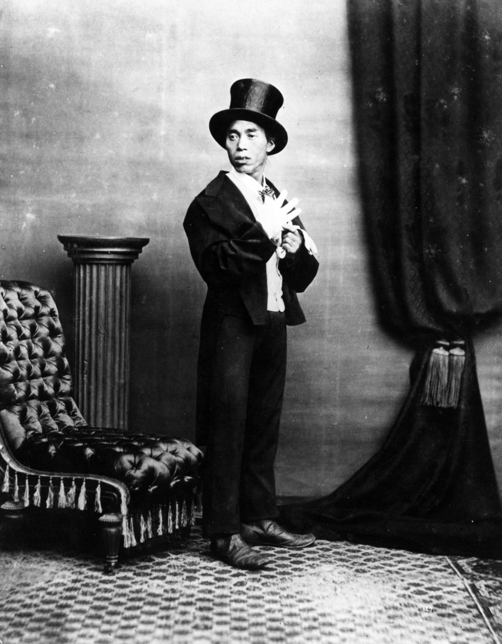 Japonský gentleman v západním oděvu, 1875 od Baron Raimund von Stillfried