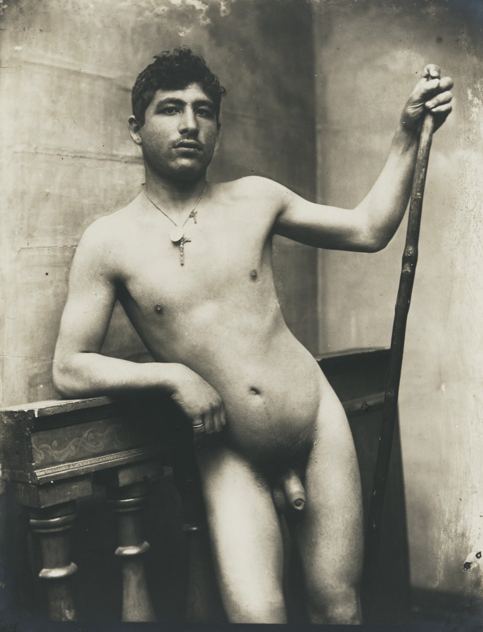 [Nahý muž s holí a náhrdelníkem s krucifixem] od Baron Wilhelm von Gloeden