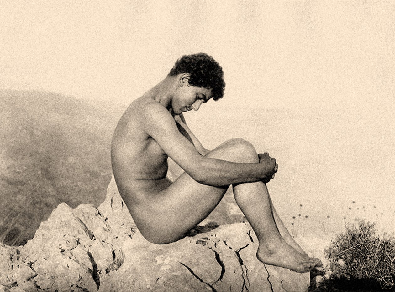 Studie mužského aktu na skále, Taormina, Sicílie, kolem roku 1900 (sépiová fotografie) od Baron Wilhelm von Gloeden
