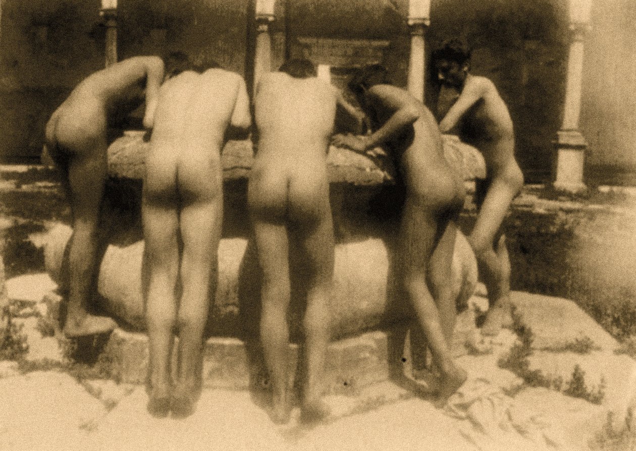 Studie pěti chlapců, kteří se dívají do studny, Sicílie, C.1900 (sépiová fotografie) od Baron Wilhelm von Gloeden