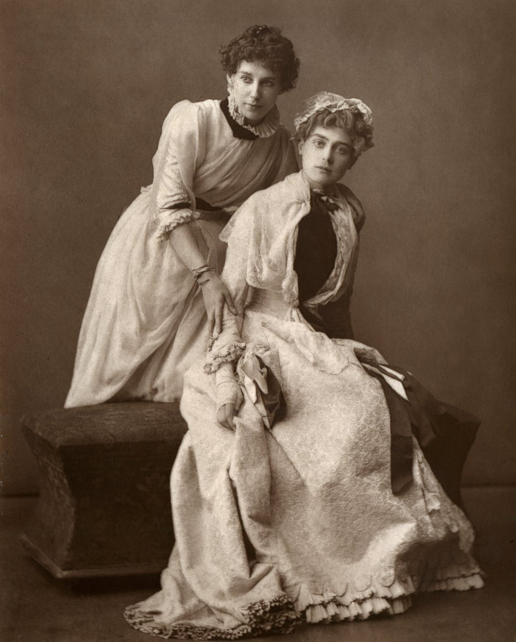 Britské herečky Eweretta Lawrence a Grace Otway ve filmu On Change, 1886 od Barraud