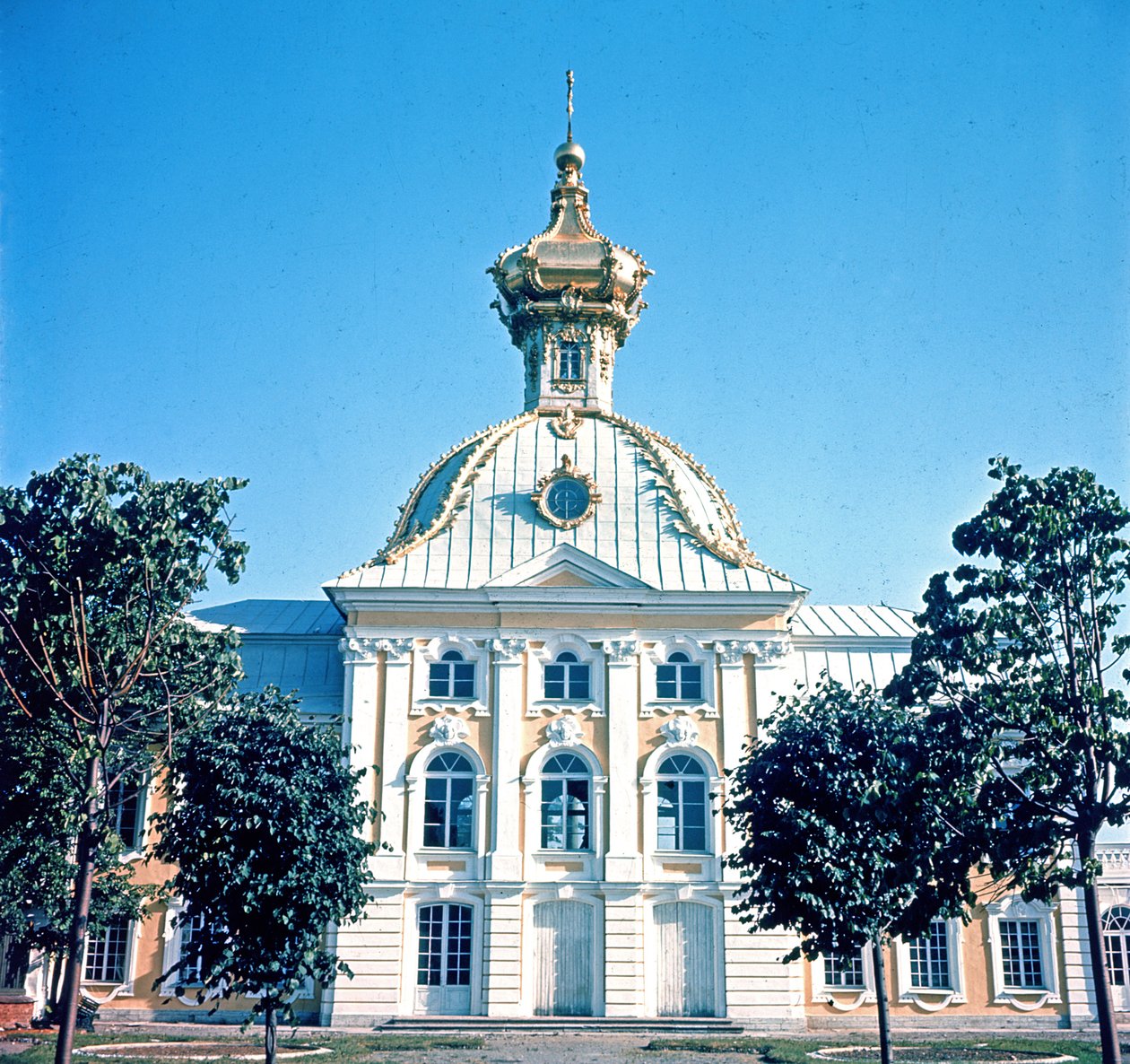 Pohled na severní pavilon Velkého letního paláce, postavený v roce 1750 od Bartolomeo Franceso Rastrelli