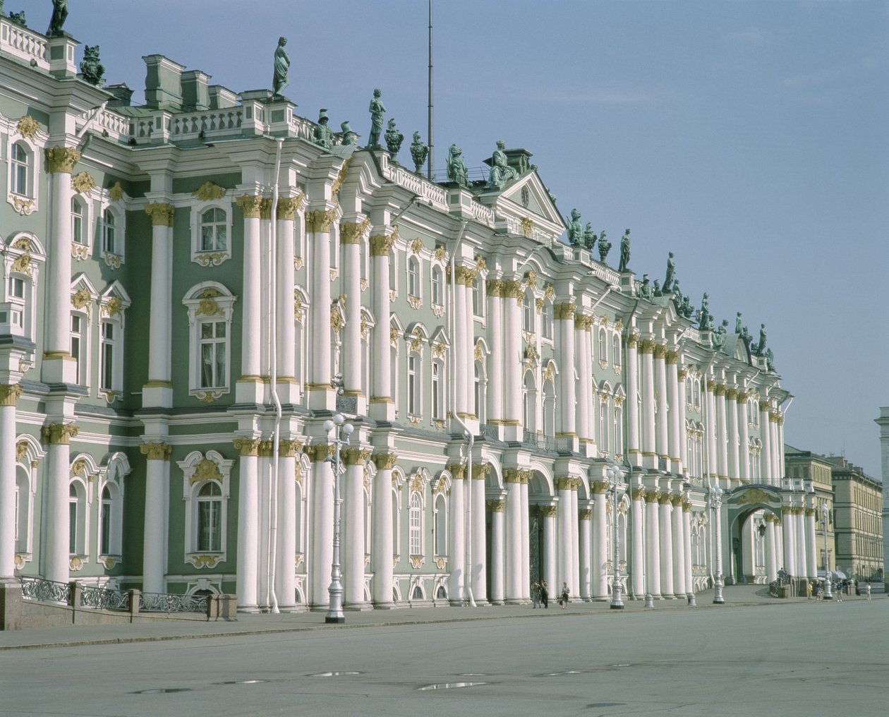 Pohled na jižní průčelí z Palácového náměstí, postavený v letech 1753-62 od Bartolomeo Franceso Rastrelli