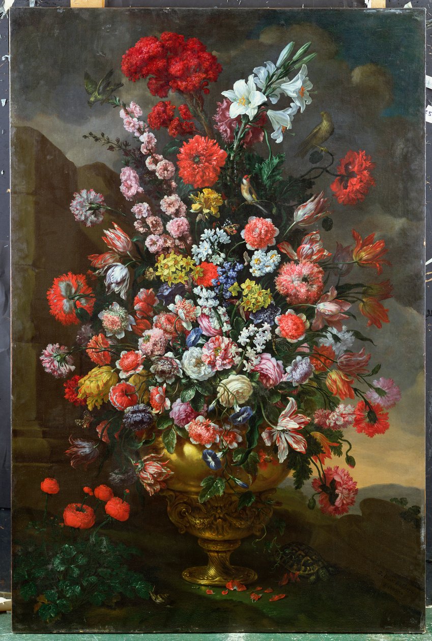 Lilie, tulipány, karafiáty, pivoňky, konvolvuli a další květiny v bronzové urně s ptáky, želvou a motýly v krajině, 1718 od Bartolomeo Bimbi