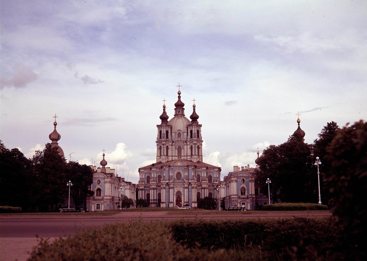 Architektura: pohled na klášter Smolny postavený v letech 1748 až 1835 architektem Francescem Bartolomeem Rastrellim (1700-1771), Petrohrad, Rusko. od Bartolomeo Franceso Rastrelli