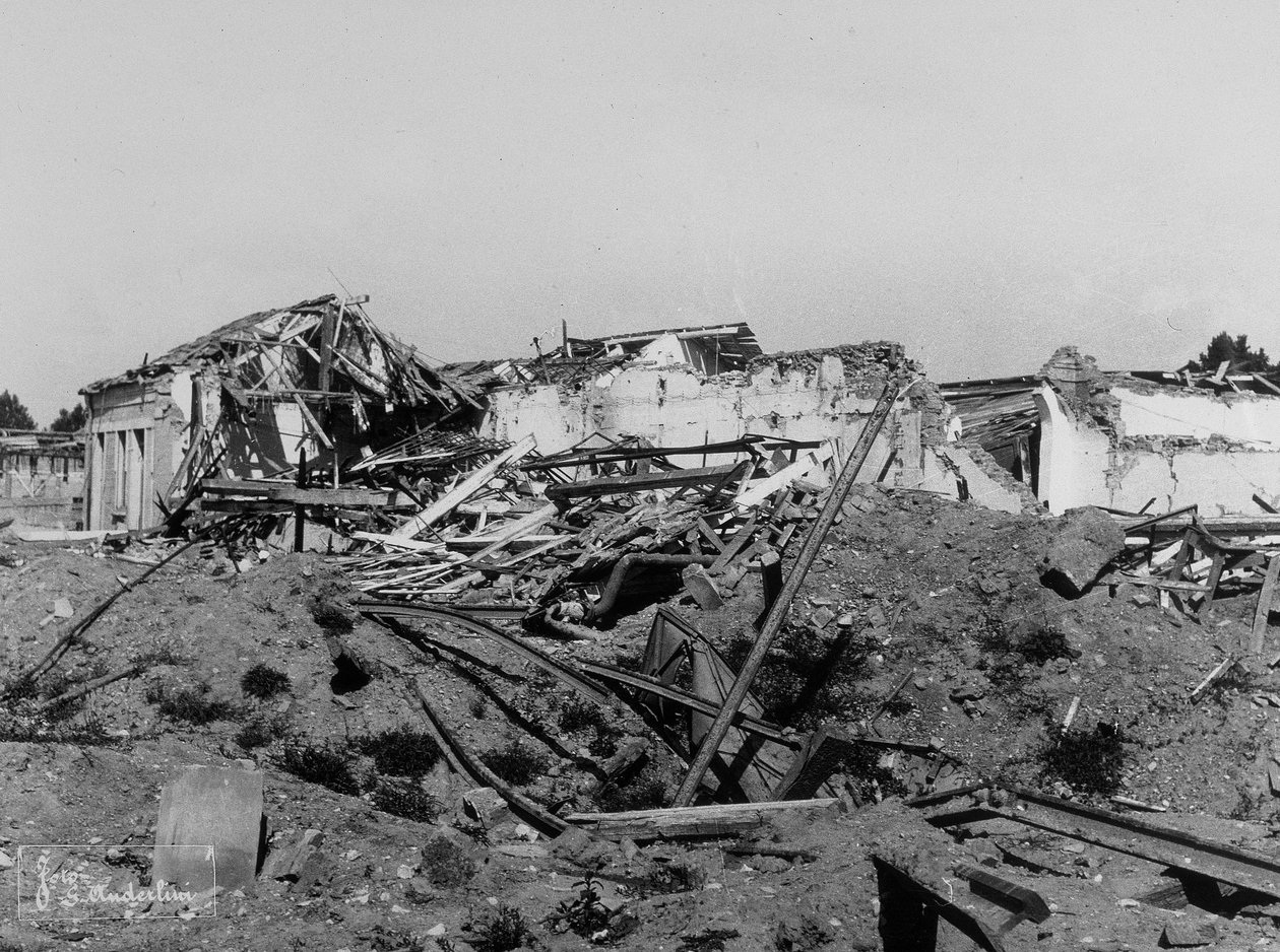 Bombardování Sermida: budovy poškozené během druhé světové války od Bayard and Bertall