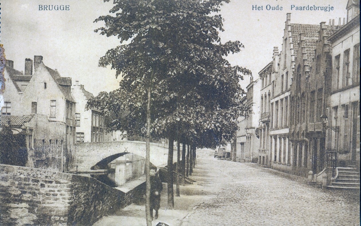Pohlednice zobrazující kanál se starým mostem v Bruggách, kolem roku 1912 od Belgian Photographer