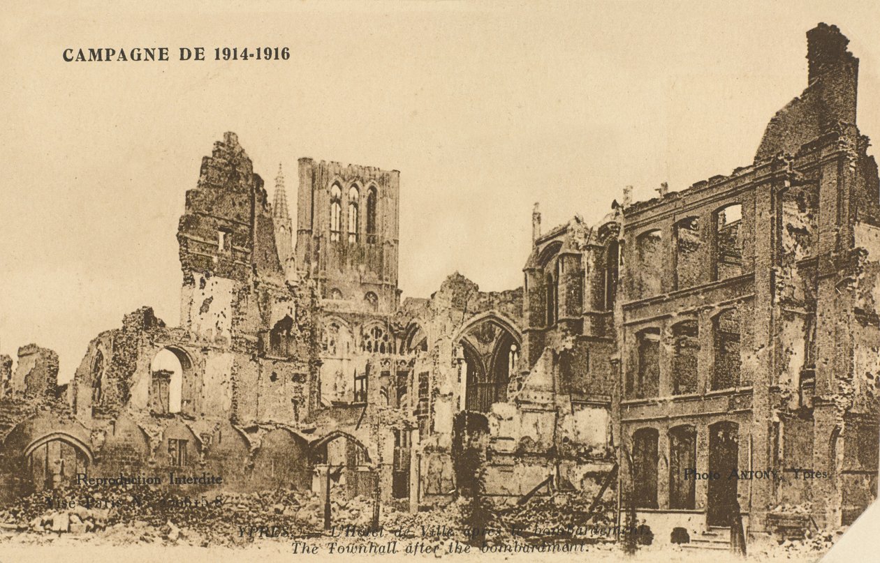 Hotel de Ville po bombardování, Ypres, 1915 od Belgian Photographer