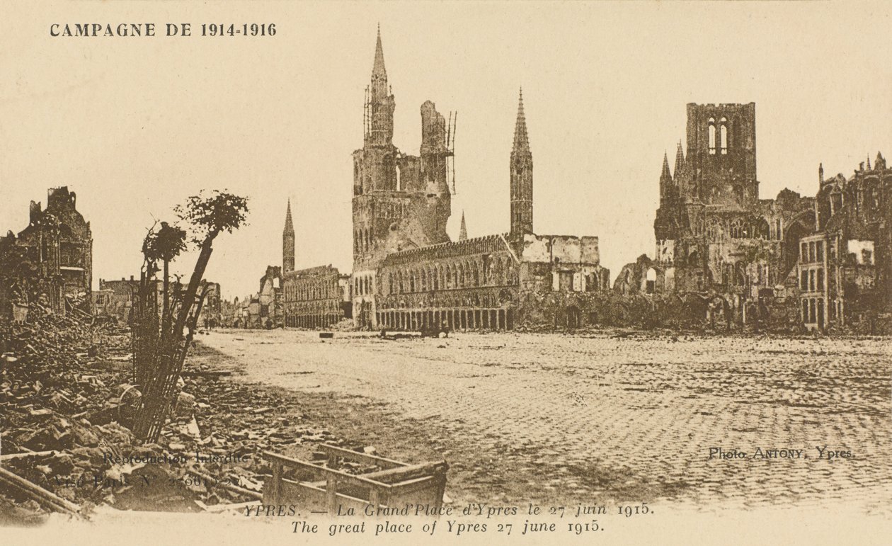 The Grand Place, Ypres, 27. června 1915 od Belgian Photographer