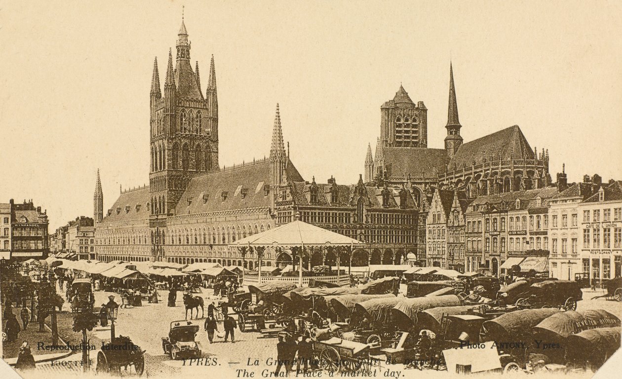 The Grand Place na Market Day, Ypres, Belgie od Belgian Photographer