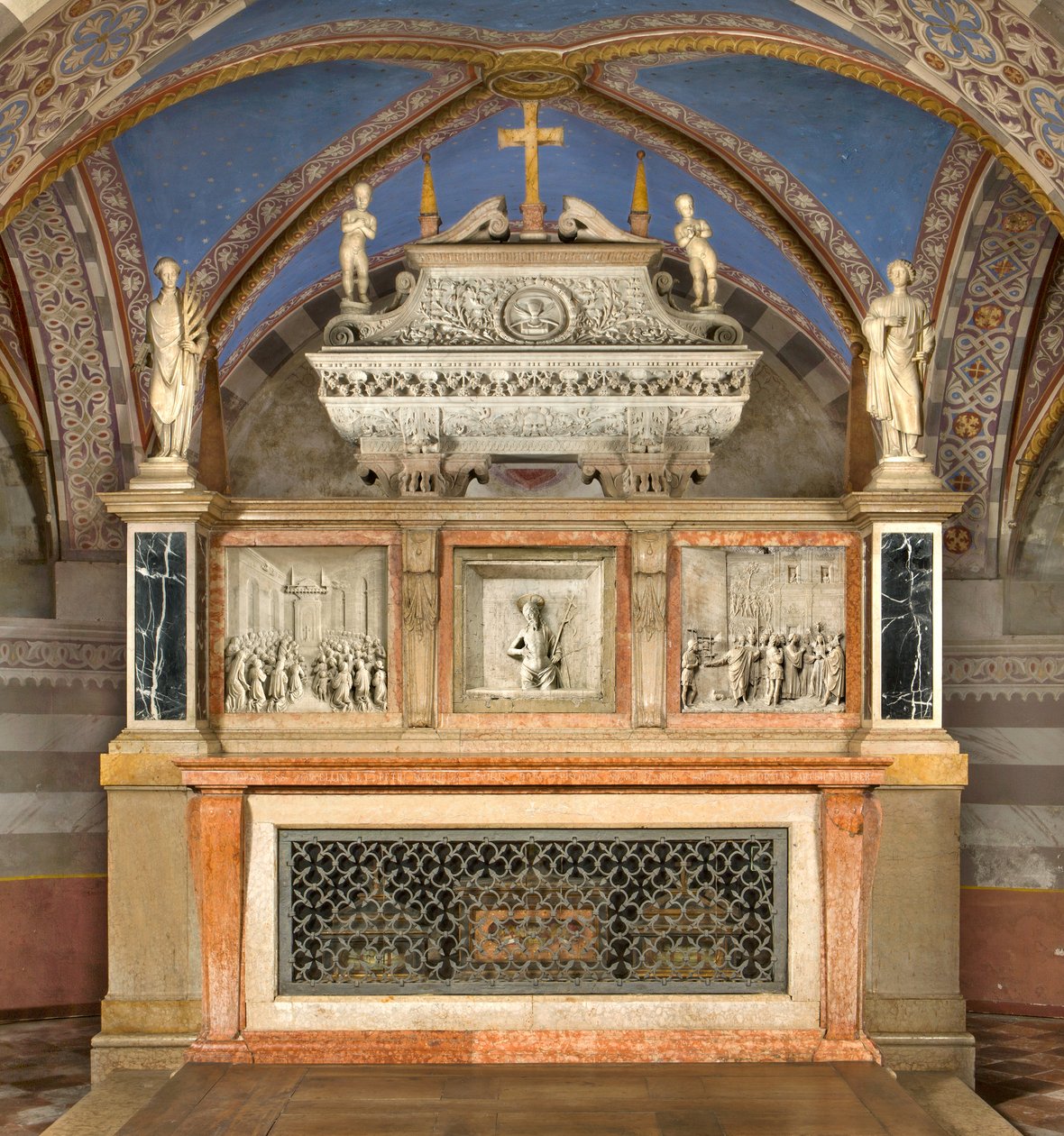 Krypta, hlavní oltář s archou svatých Marcellino a Peter Exorcista, provedl Benedetto Briosco 1506-08, překomponoval Matteo Galletti 1609 od Benedetto Briosco