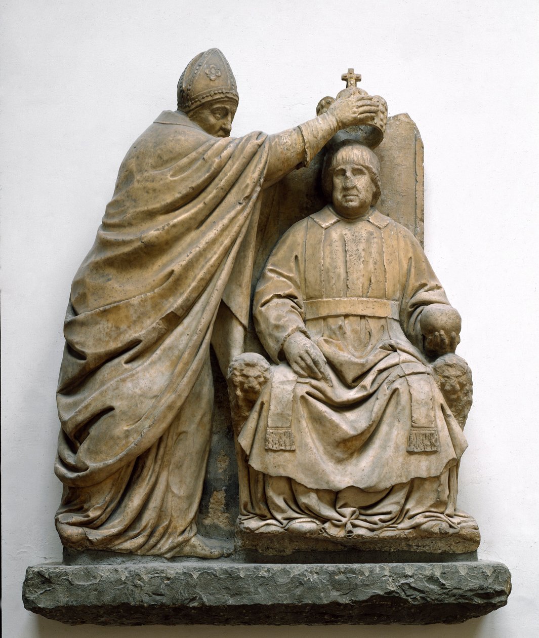 Kardinál Latino od Carla Orsiniho (1410-1477) korunuje Ferdinanda II. Aragonského (1452-1516) Mramorovou sochu od Benedetta da Maiano (1442-1497). Florencie, Národní muzeum Bargello od Benedetto da Maiano