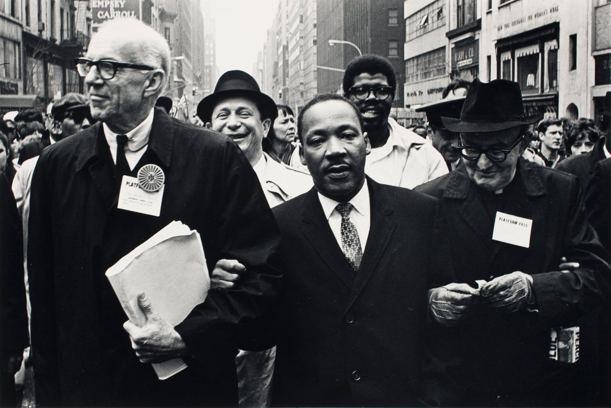 Dr. Benjamin Spock, Dr. King a monsignor Rice z Pittsburghu pochodují na Den solidarity Parade v od Benedict J. Fernandez