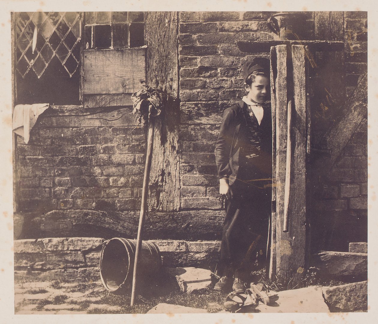 Walter Chamberlain se schovává za pumpou Bredicot, polovina 50. let 19. století od Benjamin Brecknell Turner