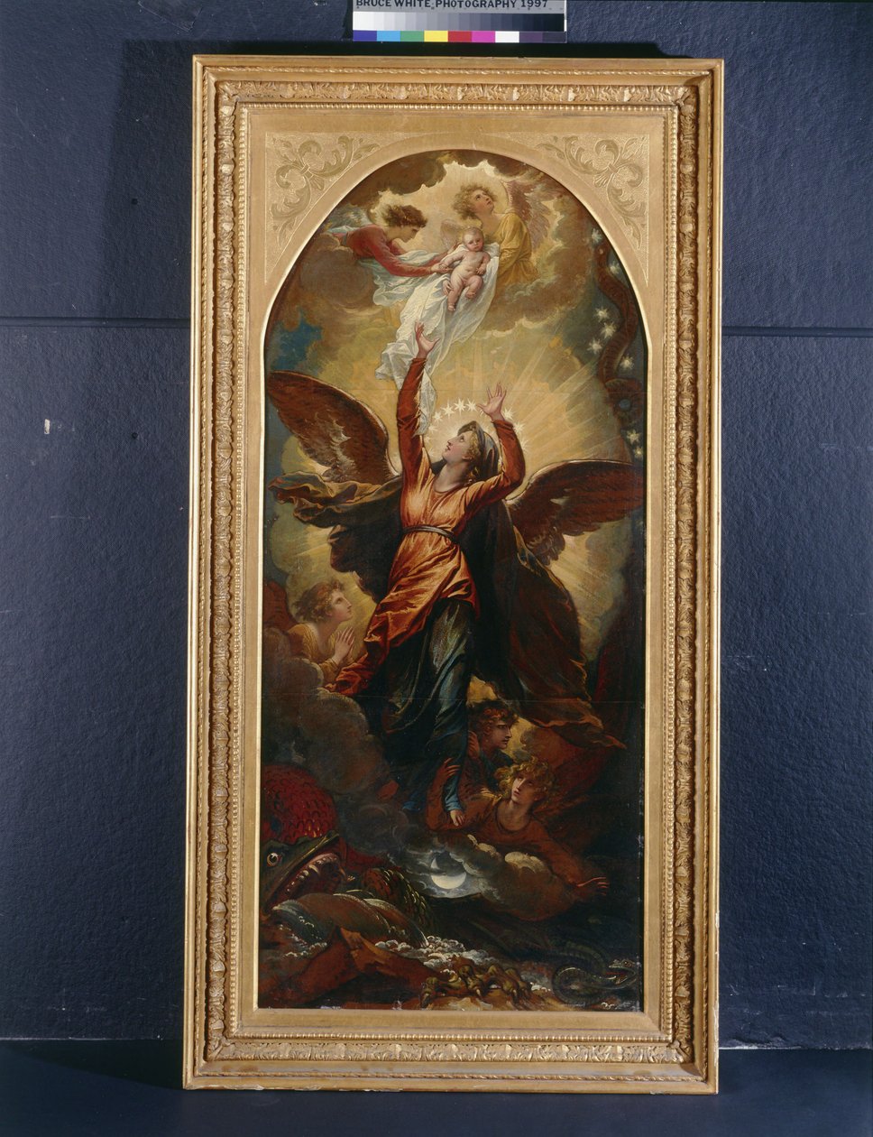 Žena oděná sluncem prchá před pronásledováním draka od Benjamin West